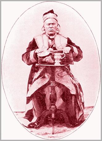 Portret van het blinde clanhoofd van de Samojeden die als loods meevoer op een van de schepen van Captain Joseph Wiggins over de Jenissei. Op deze foto is heeft hij cadeaux in zijn hand die hij vanwege zijn verdiensten had gekregen van de Russische tsaar